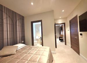 een slaapkamer met een groot bed en een badkamer bij Mirarti Boutique Hotel - Witamy in Rapallo +96 foto's