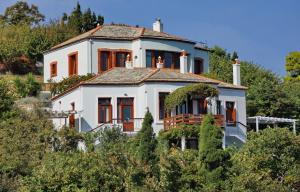 una gran casa blanca en la cima de una colina en Stolios en Skopelos Town