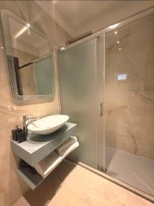 een badkamer met een wastafel en een douche bij Mirarti Boutique Hotel - Witamy in Rapallo