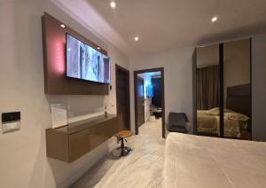 een hotelkamer met een bed en een televisie aan de muur bij Mirarti Boutique Hotel - Witamy in Rapallo