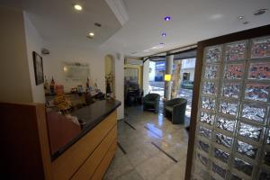 a restaurant with a counter with wine glasses at Sur Hotel in Montevideo