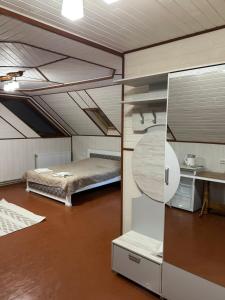 En eller flere senge i et værelse på Skarbivka