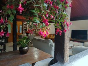 a living room with a table and flowers at Pousada Casa de Campo in Conservatória +23 photos