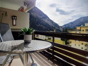 Cảnh núi rừng hoặc tầm nhìn ra núi từ căn hộ