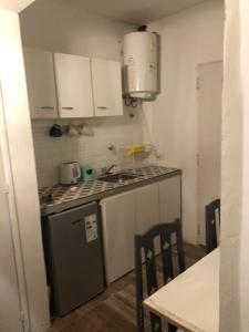 a small kitchen with a sink and a stove at Terminal Depto in Azul