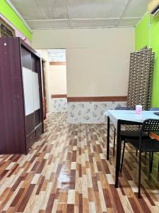 una stanza vuota con tavolo e sedie in un ufficio di Budget Homestay Jelai a Gemas Altre 2 foto