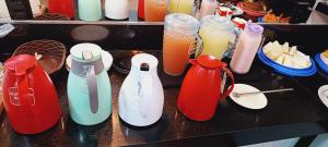 a counter with a bunch of blenders on a table at Hotel Mirian in Patos de Minas