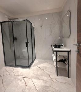 een badkamer met een glazen douche en een wastafel bij Mirarti Boutique Hotel - Witamy in Rapallo