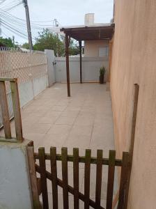 an empty patio with a fence and a building at Casa Confort Praia dos Ingleses in Florianópolis