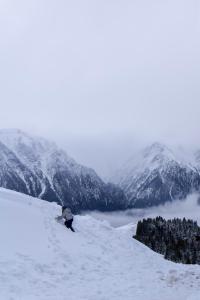 una persona sta sciando giù da una montagna innevata di 30 Forest, Azuga ad Azuga