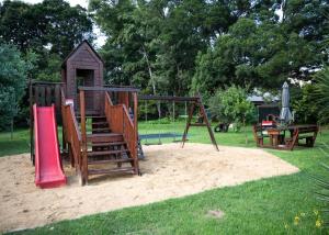 un parco giochi con uno scivolo e un'altalena di Amohela Guesthouse a Midrand