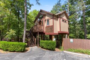 een boomhut midden in een bos bij The Grand Treehouse Resort in Eureka Springs
