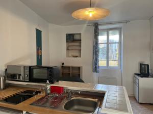 Køkken eller tekøkken på Studio meublé centre-ville Saint Junien + 9 billeder