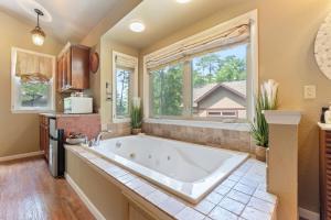 een groot wit bad in een keuken met een raam bij The Grand Treehouse Resort in Eureka Springs +65 foto's