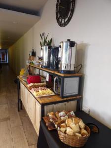 een keuken met een aanrecht met brood en een magnetron bij Nova Hotel Boutique in Villa Carlos Paz