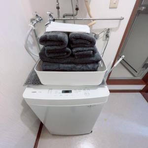 een stapel handdoeken bovenop een toilet bij Transys three in Chitose +50 foto's