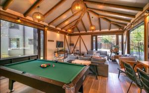 un soggiorno con un tavolo da biliardo di Departamento Refugio Vista al Volcán Pucón a Pucón