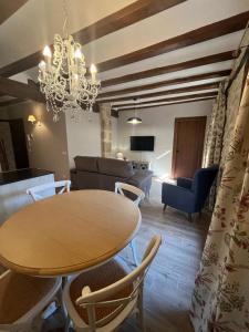 een eettafel en stoelen in de woonkamer bij Encanto de Valderrobres in Valderrobres