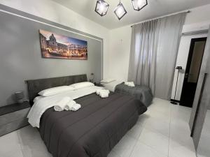 a hotel room with two beds with white towels at D'Aversa Rooms in Marineo
