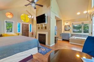 een slaapkamer met een bed en een open haard bij The Grand Treehouse Resort in Eureka Springs