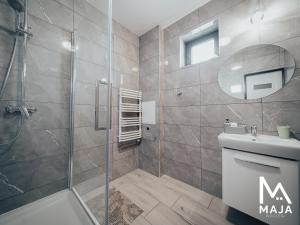 Phòng tắm tại Noclegi MAJA +52 ảnh