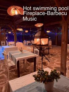 een restaurant met witte tafels en stoelen en een licht bij GÜLER BUTİK HOTEL in Antalya