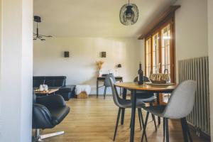 a dining room with a table and chairs at Appartement cocooning à Charmey in Charmey
