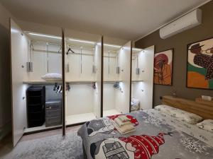 a bedroom with a bed and some cabinets at Como's Hill Apartments in Lipomo
