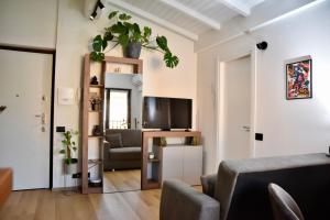 a living room with a couch and a tv at Como's Hill Apartments in Lipomo