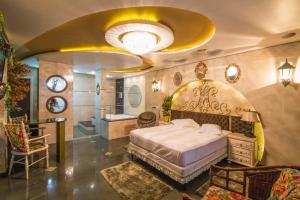 a bedroom with a large bed and a round ceiling at Golden Motel Diária suítes amplas, conforto premium e total privacidade in Passo Fundo +21 photos