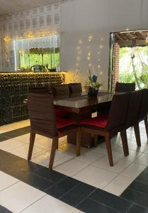 a dining room with a table and chairs at Morada Amor & Cura Xamanismo in Mongaguá