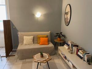 een slaapkamer met een bed met oranje kussens en een tafel bij Le Mont Joly & Les 4 Têtes in Sallanches