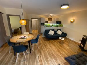 una sala de estar con una mesa y un sofá en Villa Wilisch, en Amtsberg