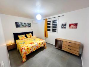 una camera da letto con un letto e una finestra di Belle petite maison Les Trois-Îlets a Les Trois-Îlets Altre 2 foto