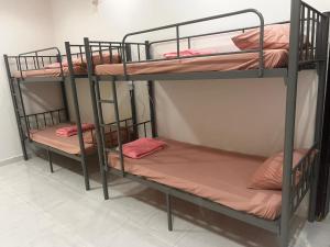 En eller flere senge i et værelse på Amour Hostel