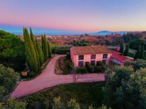 an aerial view of a house with a road at Agriturismo Corte Sakura in Montefiascone