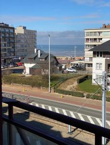 a view of a road with buildings and the ocean at Residentie Sofie in Koksijde