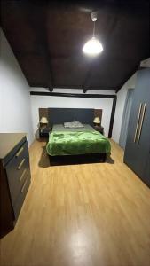 Giường trong phòng chung tại Cabaña sol y luna lugar tranquilo acceso total