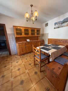 a dining room with a table and a table and chairs at Conveniente, tranquilla con parcheggio in Belluno