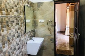 een badkamer met een witte wastafel en een spiegel bij Villa insy in Galle +37 foto's