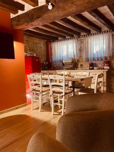 a dining room with a table and chairs at Le Dimore dei Ritaldi in Castel Ritaldi