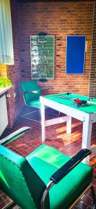 een tafeltennistafel en stoelen in een kamer bij Nertha, die Ferienwohnung in Uslar