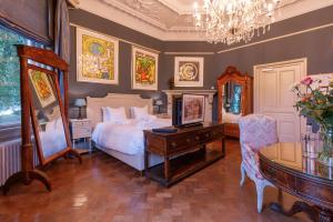 een slaapkamer met een bed, een bureau en een tafel bij Logement aan de Vecht in Breukelen