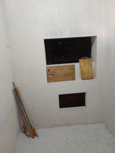 a wall with a box on top of it at Aluguel de Temporada in Arroio do Sal