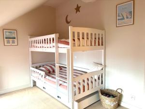 een slaapkamer met twee stapelbedden in een kamer bij Le Rubis - hyper centre et proche plage in Dinard