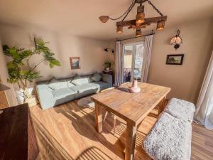 un soggiorno con un divano e un tavolo di Alpine Apartments St-Sigmund a Sankt Sigmund im Sellrain