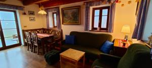 een woonkamer met een bank en een tafel bij Chalupa Rejvíz in Rejvíz