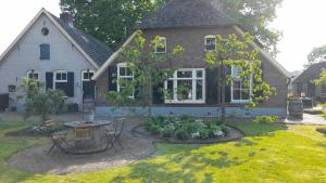 a house with a garden in front of it at De Veldhoeve in Apeldoorn
