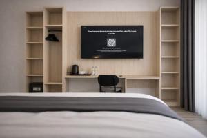 Televisyen dan/atau pusat hiburan di Niko Hotel am Hannover Hbf