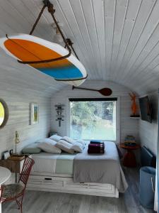 Kama o mga kama sa kuwarto sa MAROSENIA TTIKI - Cabanes et Spa